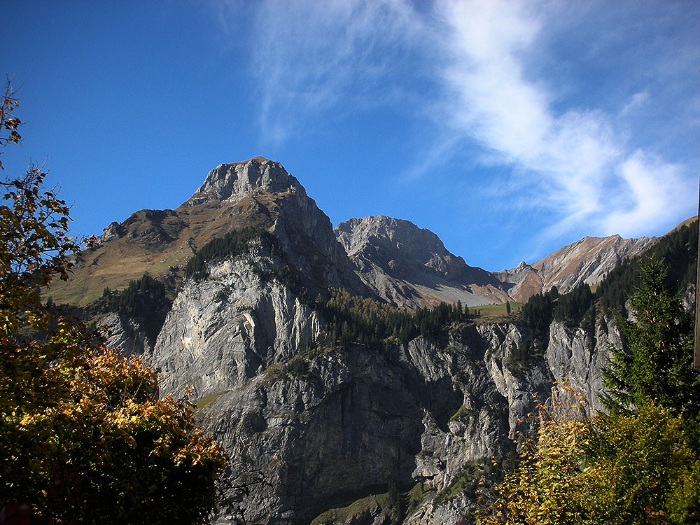 Aussicht nach Westen: Die Allmenalp mit der Bunderchrinde
