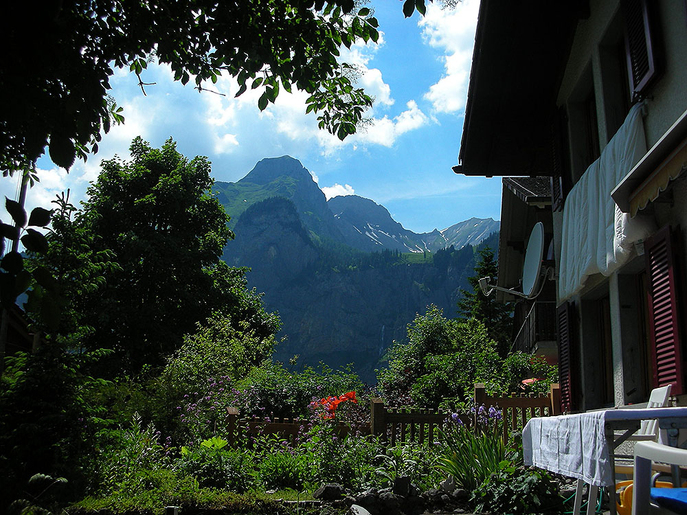 Blühender Sommergarten des Chalet Andreas, im Hintergrund die Allmenalp